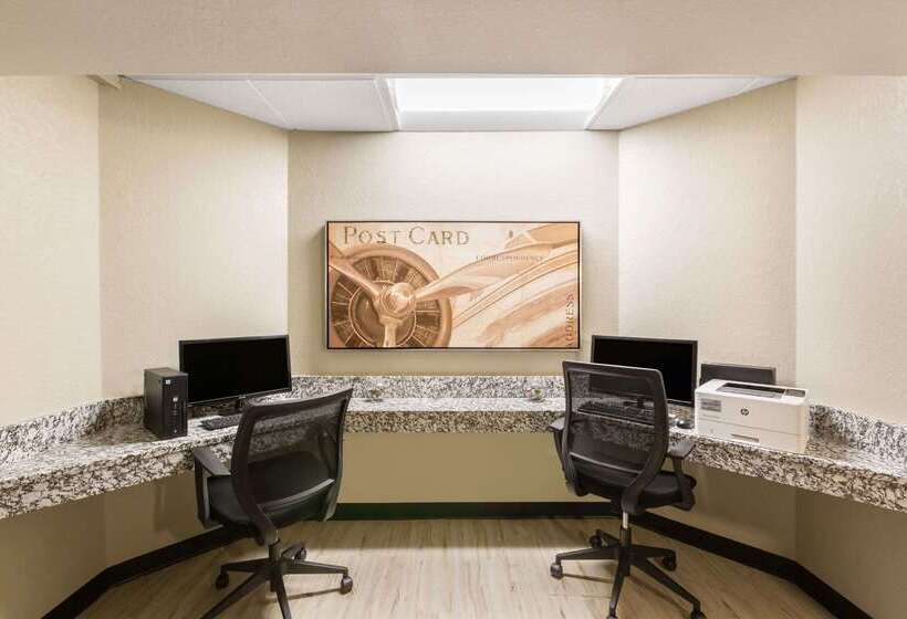 هتل Clarion Inn Des Moines Airport