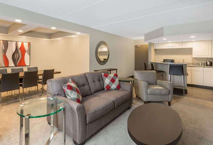 酒店 Clarion Inn Des Moines Airport