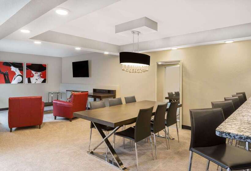 酒店 Clarion Inn Des Moines Airport