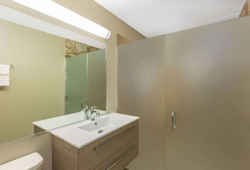 酒店 Clarion Inn Des Moines Airport