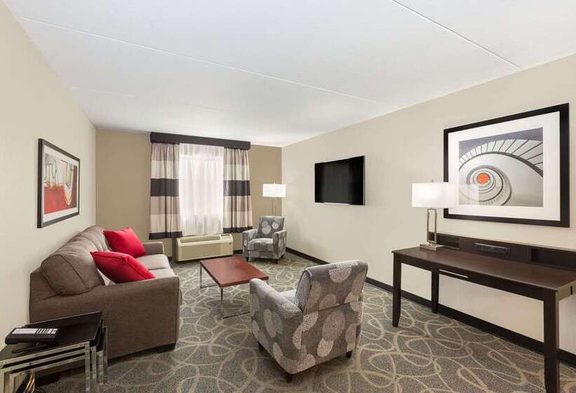 هتل Clarion Inn Des Moines Airport