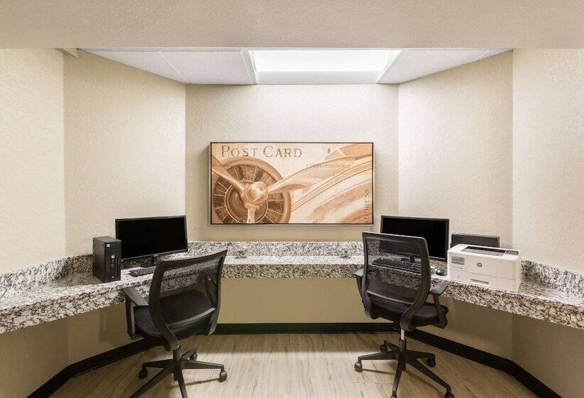 酒店 Clarion Inn Des Moines Airport