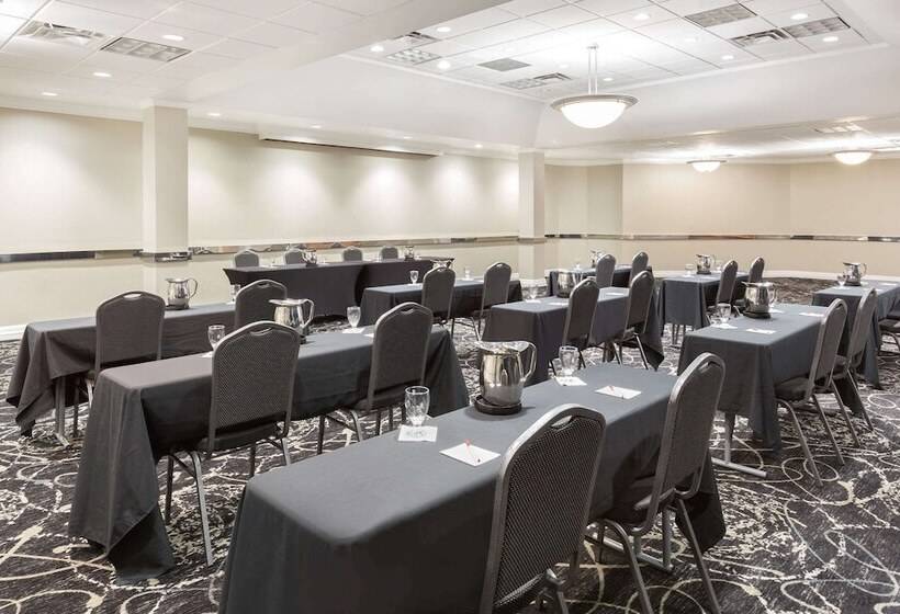 酒店 Clarion Inn Des Moines Airport