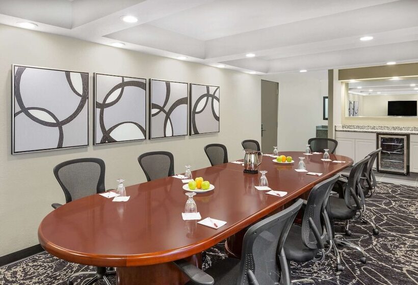 هتل Clarion Inn Des Moines Airport