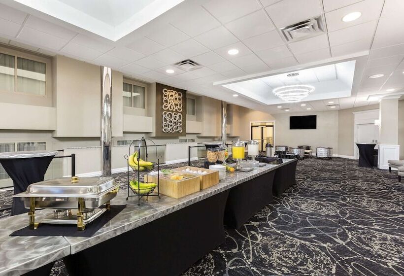 هتل Clarion Inn Des Moines Airport