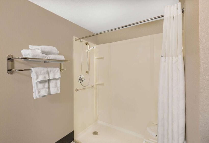 هتل Clarion Inn Des Moines Airport