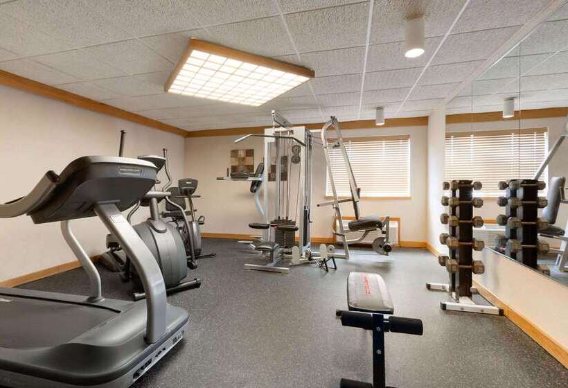 בית מלון כפרי Ramada By Wyndham Fargo