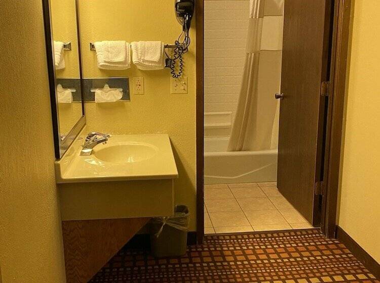 فندق Relax Inn And Suites