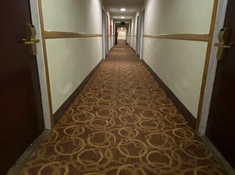 فندق Relax Inn And Suites