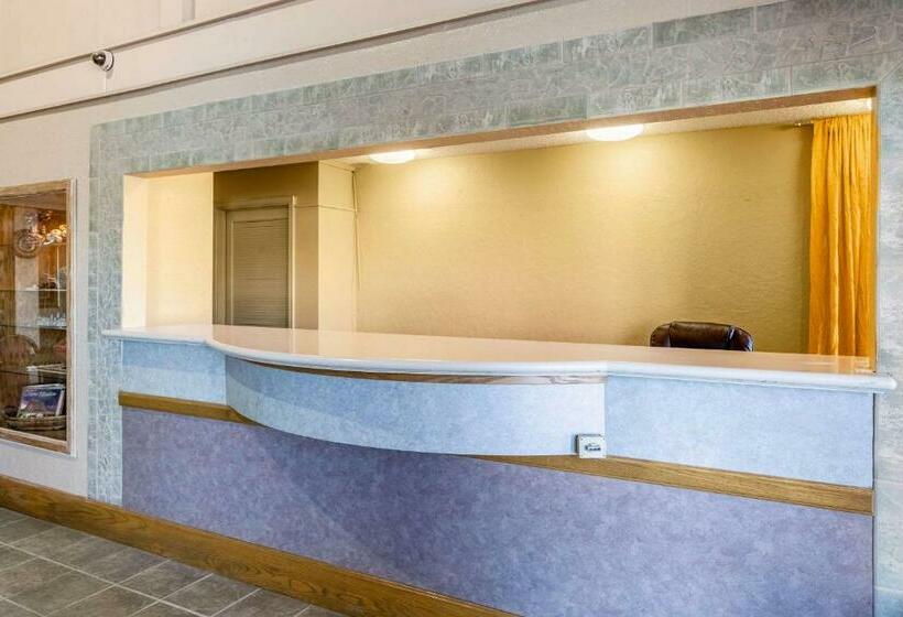 호텔 Rodeway Inn & Suites