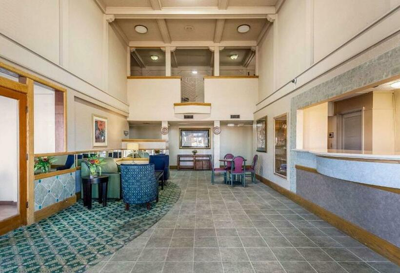 호텔 Rodeway Inn & Suites