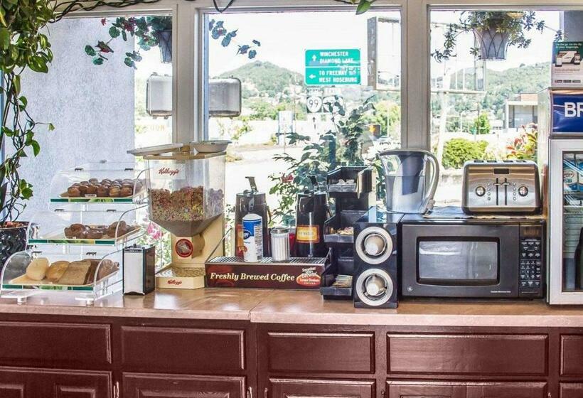 فندق Rodeway Inn & Suites Roseburg