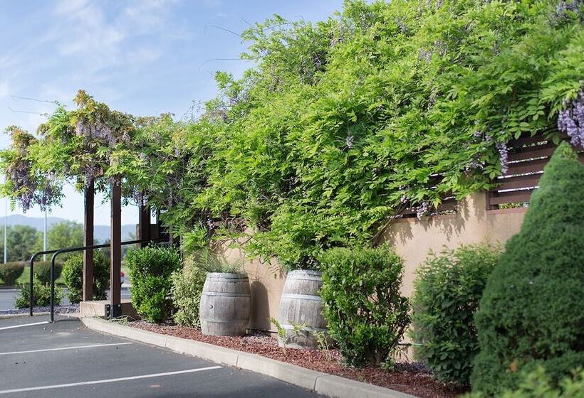 هتل Rogue Regency Inn & Suites