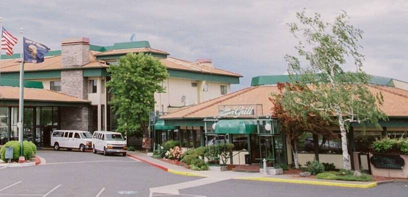 هتل Rogue Regency Inn & Suites