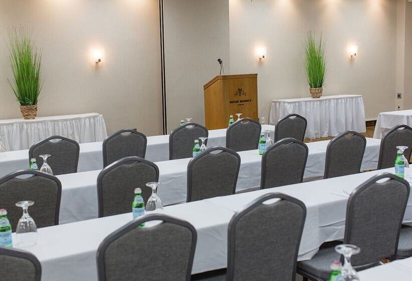 هتل Rogue Regency Inn & Suites