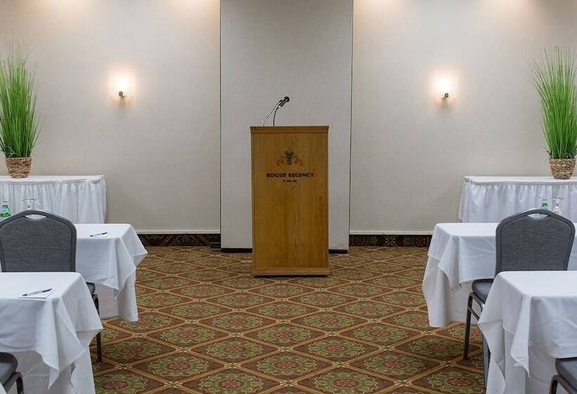 هتل Rogue Regency Inn & Suites