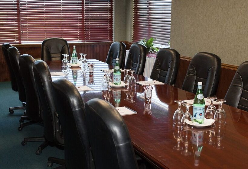 هتل Rogue Regency Inn & Suites