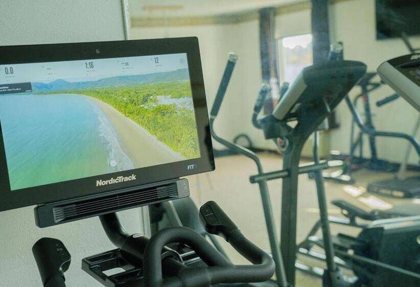 Отель Royal Inn & Suites