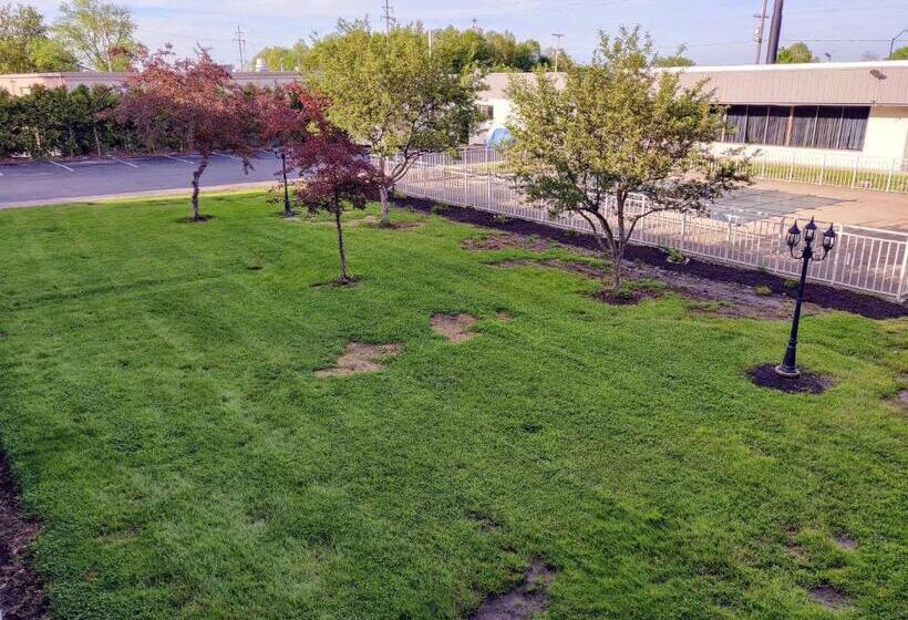 فندق Sprucewood Inn