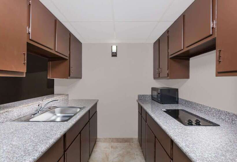 فندق Super 8 By Wyndham Buffalo