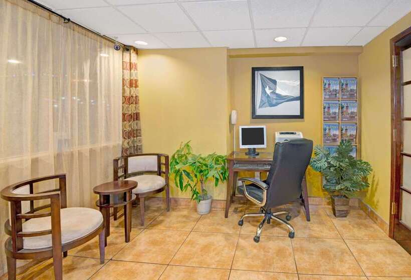 ホテル Super 8 By Wyndham El Paso Airport