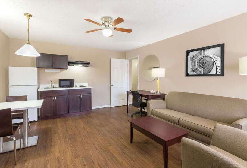 فندق Super 8 By Wyndham Ellenton Bradenton Area