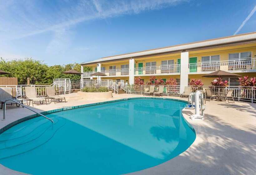 فندق Super 8 By Wyndham Ellenton Bradenton Area