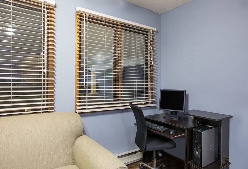 호텔 Super 8 By Wyndham Williams