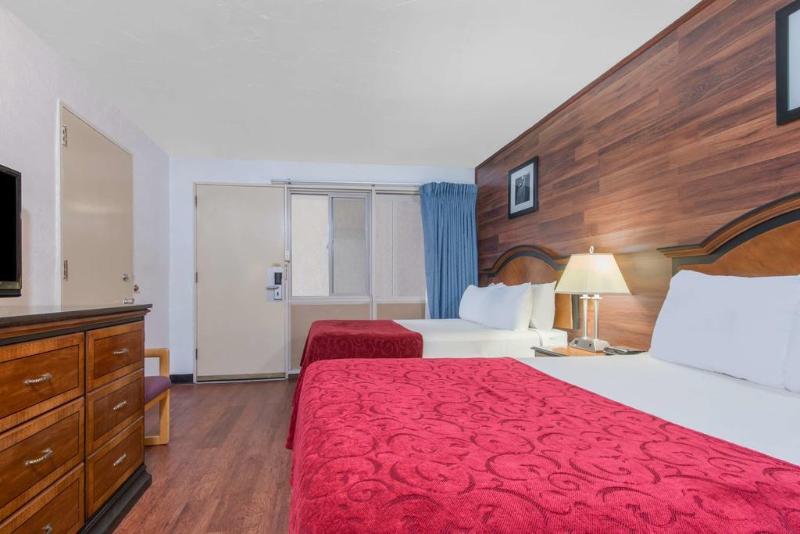 בית מלון כפרי The Days Inn University