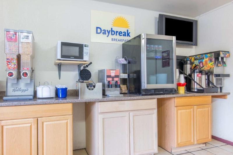 בית מלון כפרי The Days Inn University