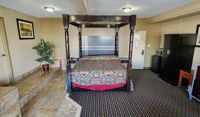 فندق Town House Inn And Suites