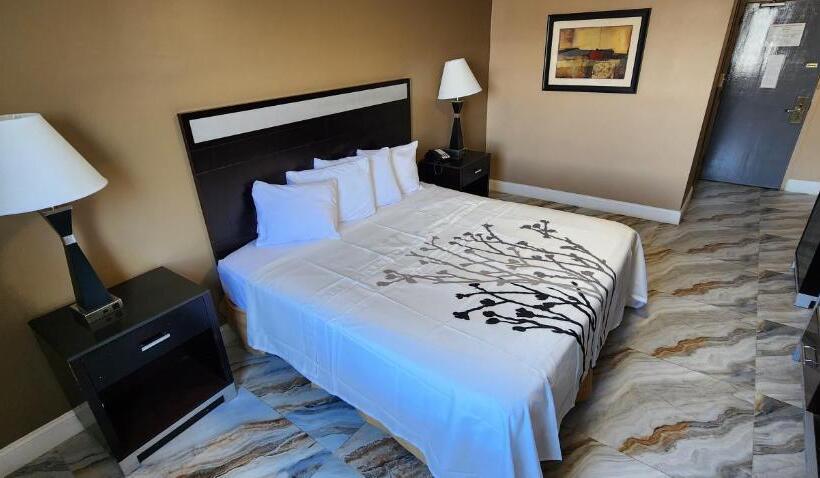 فندق Town House Inn And Suites