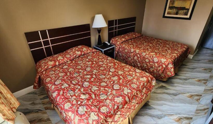 فندق Town House Inn And Suites