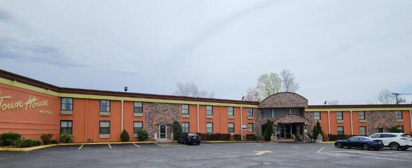 فندق Town House Inn And Suites