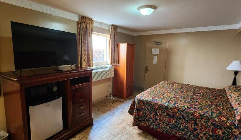 فندق Town House Inn And Suites