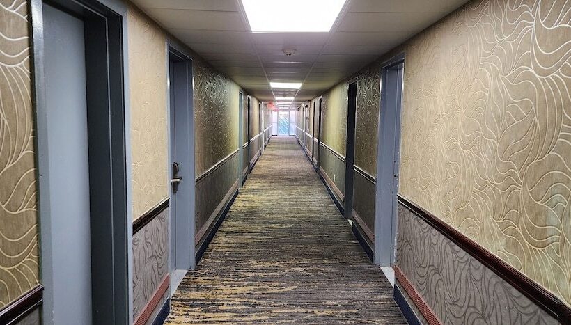 فندق Town House Inn And Suites