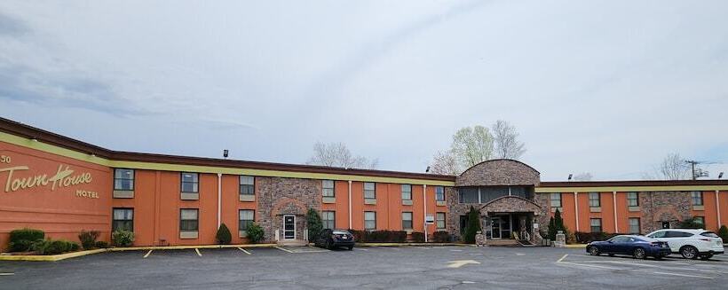 فندق Town House Inn And Suites