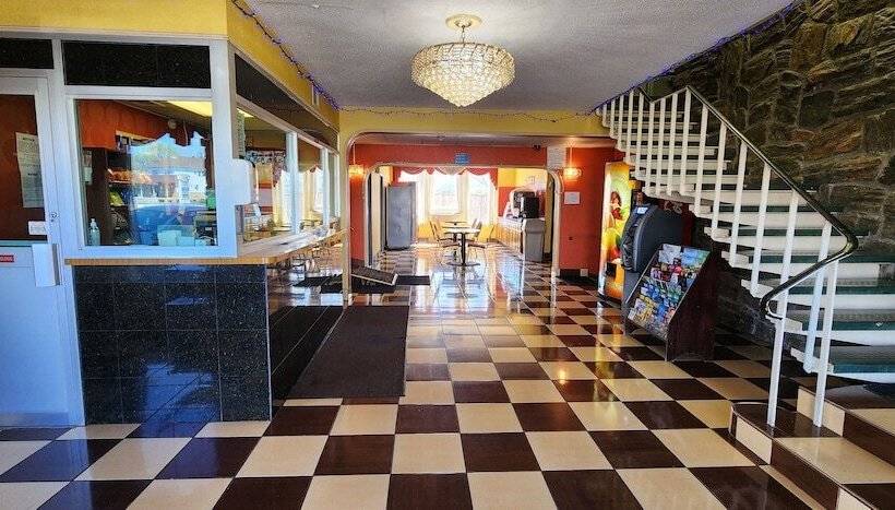 فندق Town House Inn And Suites