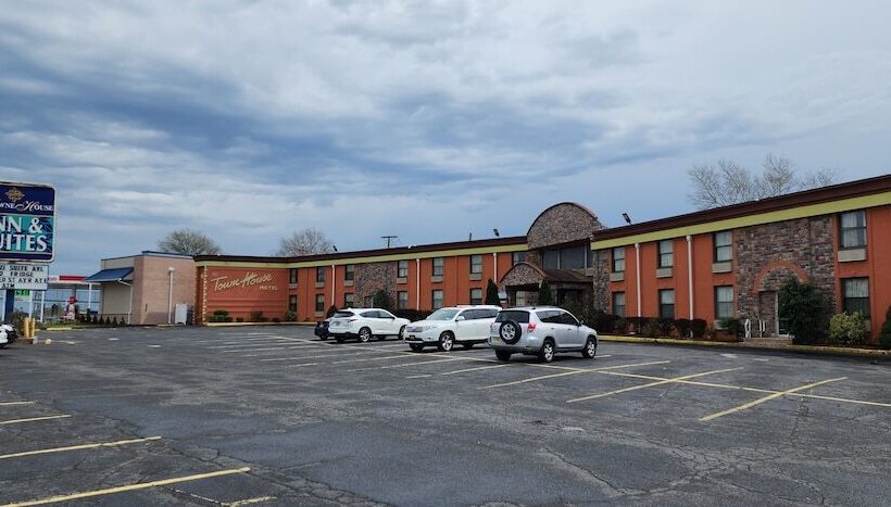 فندق Town House Inn And Suites