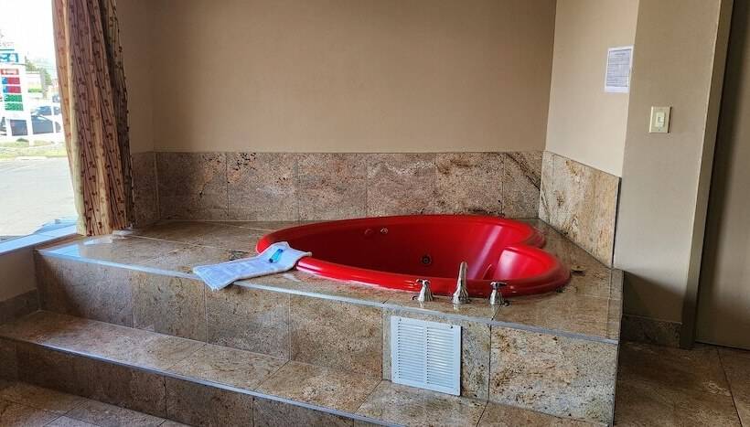 فندق Town House Inn And Suites