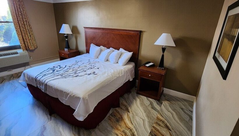 فندق Town House Inn And Suites