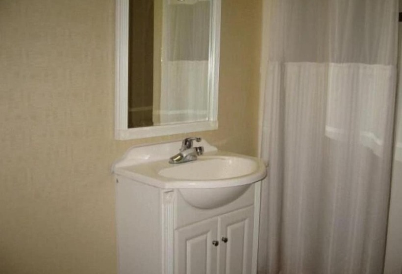 فندق Town House Inn And Suites