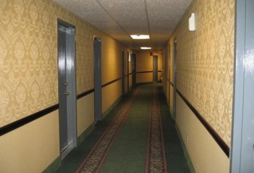 فندق Town House Inn And Suites