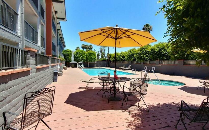 ホテル Travelodge By Wyndham Artesia