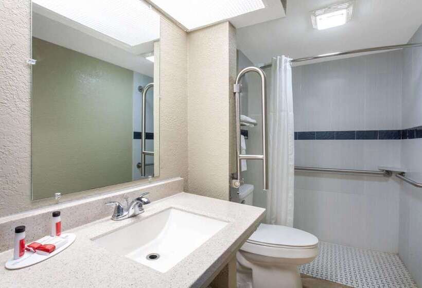 هتل Travelodge By Wyndham Deltona