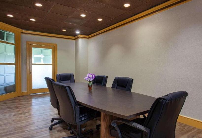 هتل Travelodge By Wyndham Deltona