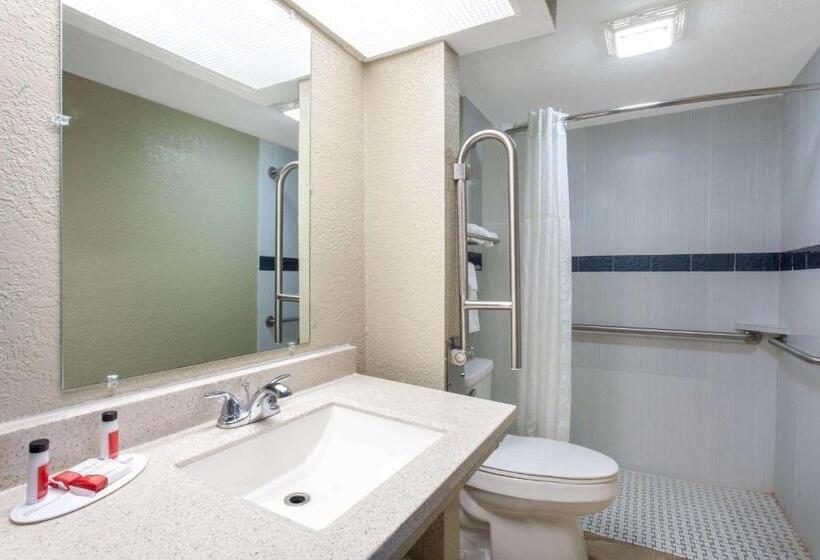 هتل Travelodge By Wyndham Deltona