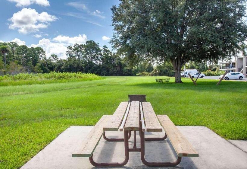 בית מלון כפרי Travelodge By Wyndham Deltona