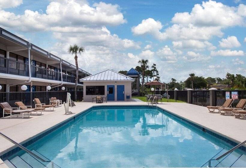 هتل Travelodge By Wyndham Deltona