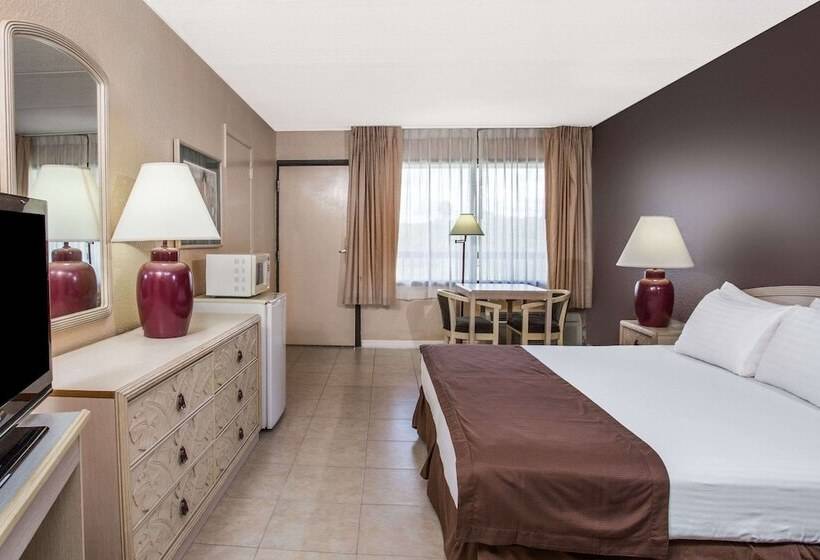 هتل Travelodge By Wyndham Deltona